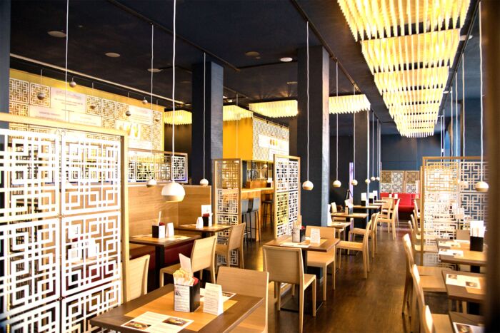 umaii ramen restaurant von innen mit vielen Plätzen
