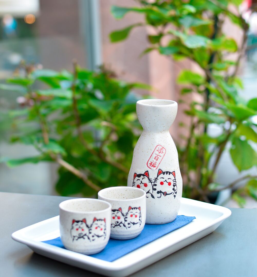 Sake-Karaffe mit zwei Bechern auf Tablett, Umaii Leipzig und Dresden